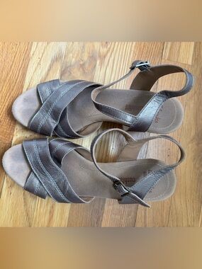 Clarks Cushion Soft Metallic Cork Wedge Sandals Women’s Size 9